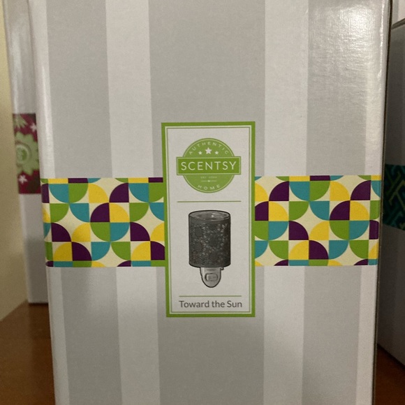 “Towards the sun“ mini wax warmer from Scentsy. Stunning yellow color. - Picture 2 of 4